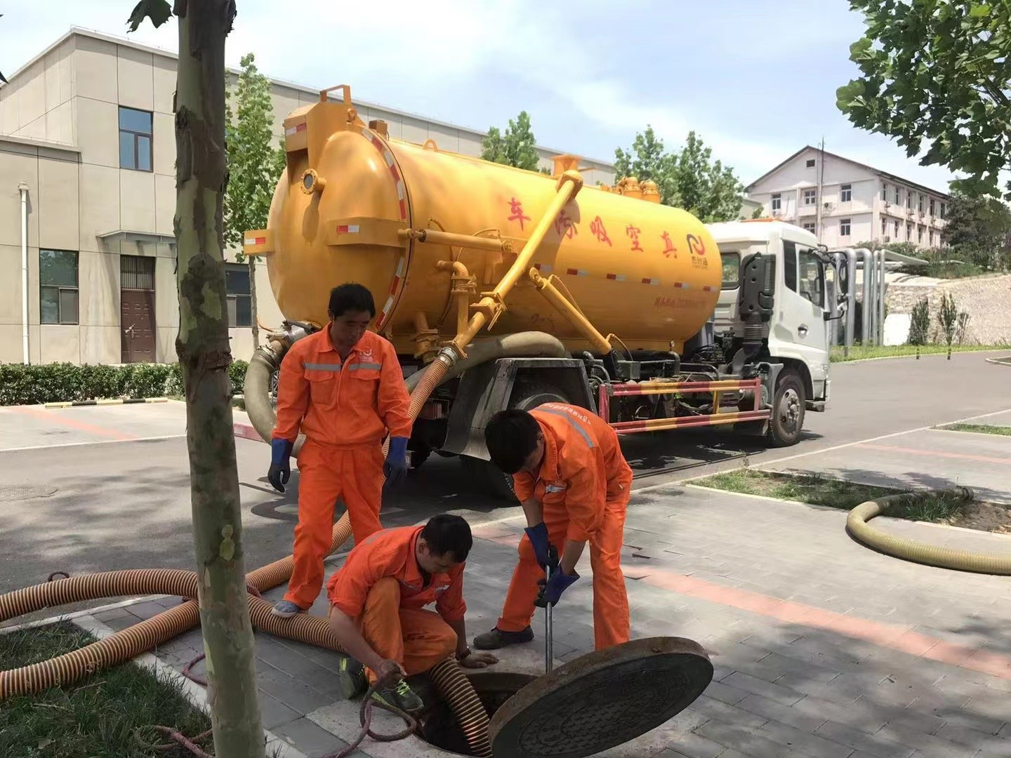 和硕化粪池清理与5-8吨吸粪车施工效率分析
